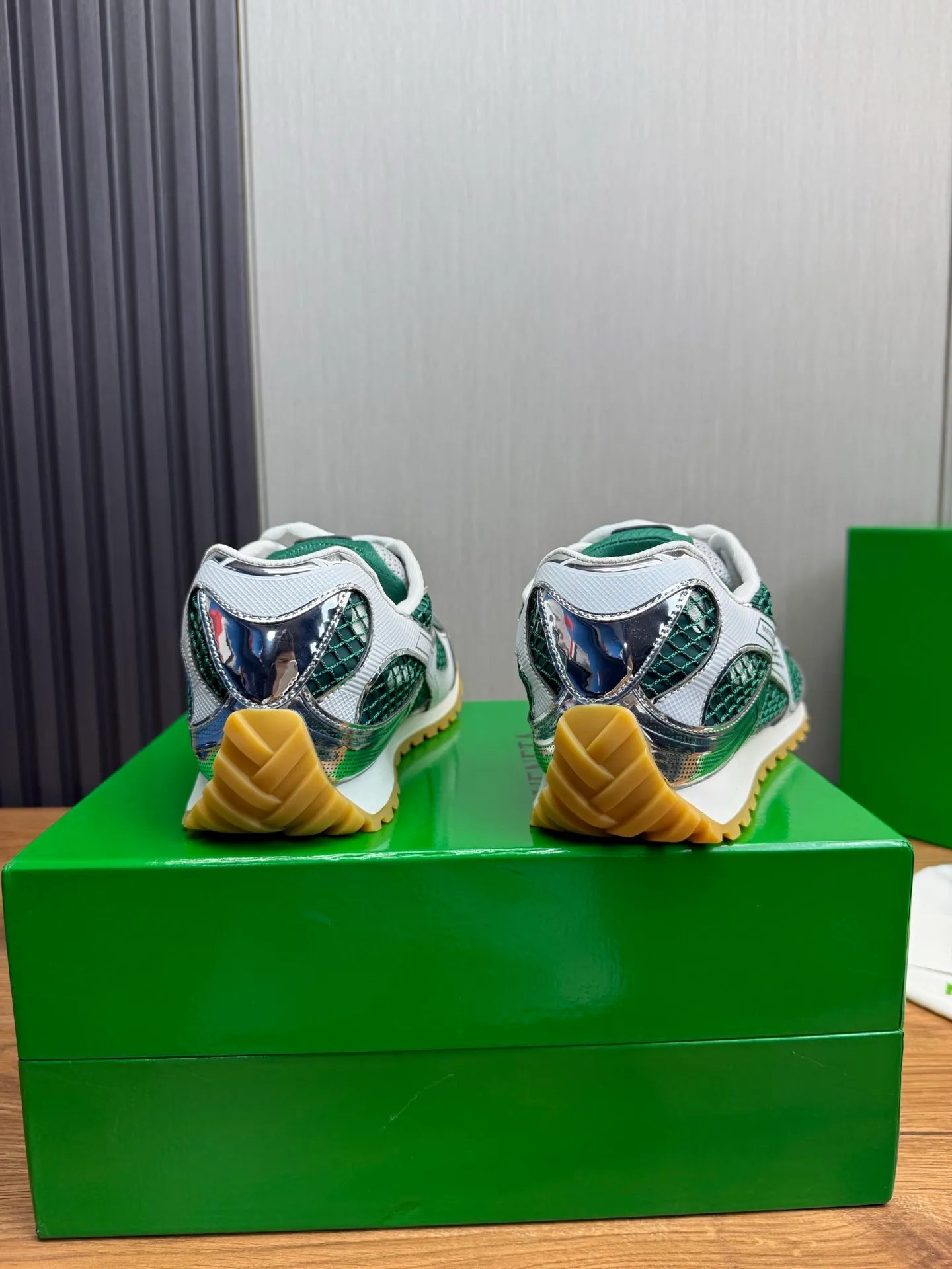 Men's men's shoes 💰620💰 BV top version 𝘽𝙊𝙏𝙏𝙀𝙂𝘼 𝙑𝙀𝙉𝙀𝙏𝘼 Orbit sneakers Wang Yibo same style couple style dad shoes 🩷💚 Runner sneakers, made of lightweight technical mesh fabric. Features a geometric patterned rubber outsole. Pay attention to the package craftsmanship ❕ High version shipping ❗️ Very nice, durable to play with and durable to make ✔️ Standard version 💯💯 The outsole is made of color-blocked TPU outsole. Women’s model 35-41 (40 41 customized) Men’s model 39-46 (45.46 customized) Equipped with original packaging
